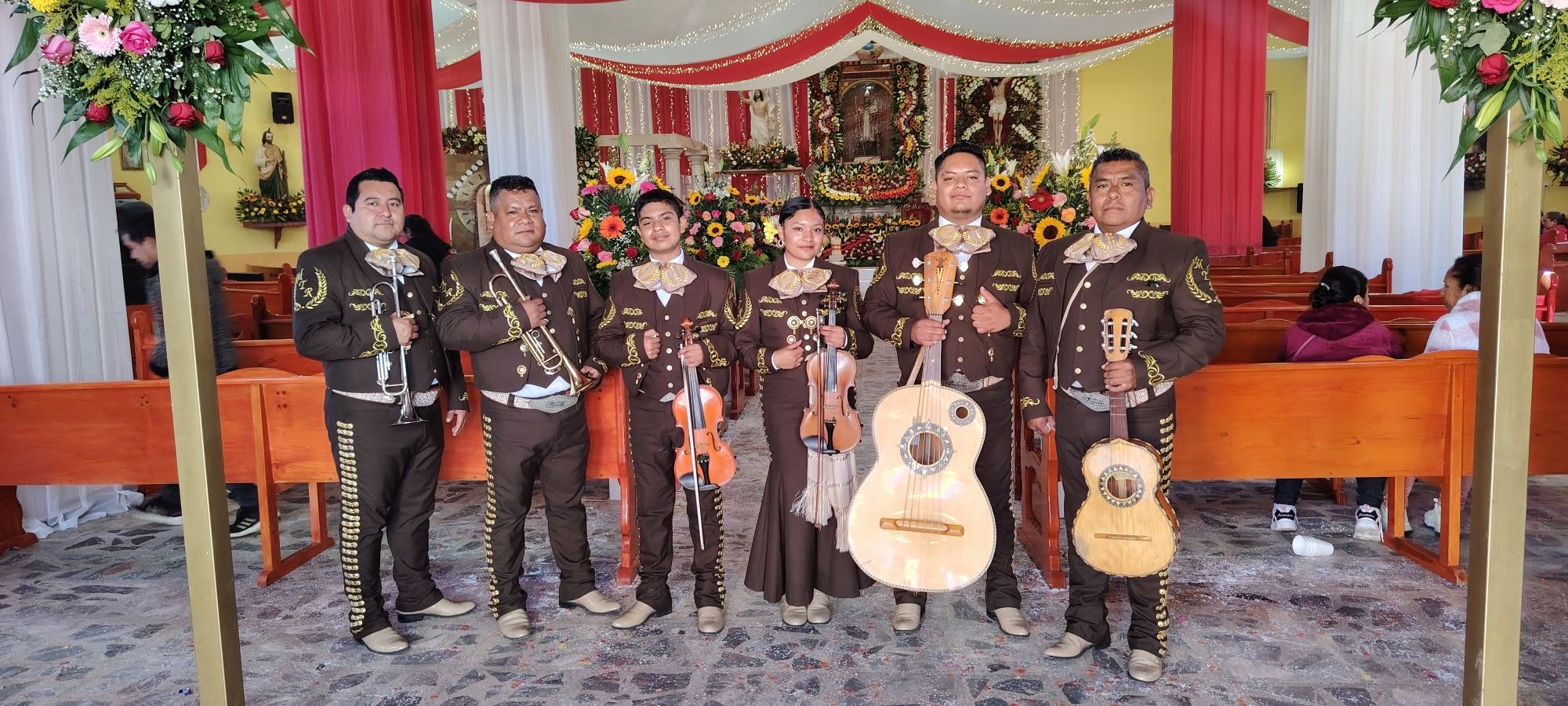 Mariachi Tradición Ranchera con traje de gala café bordado en dorado, con trompetas, violines, guitarrón y vihuela
